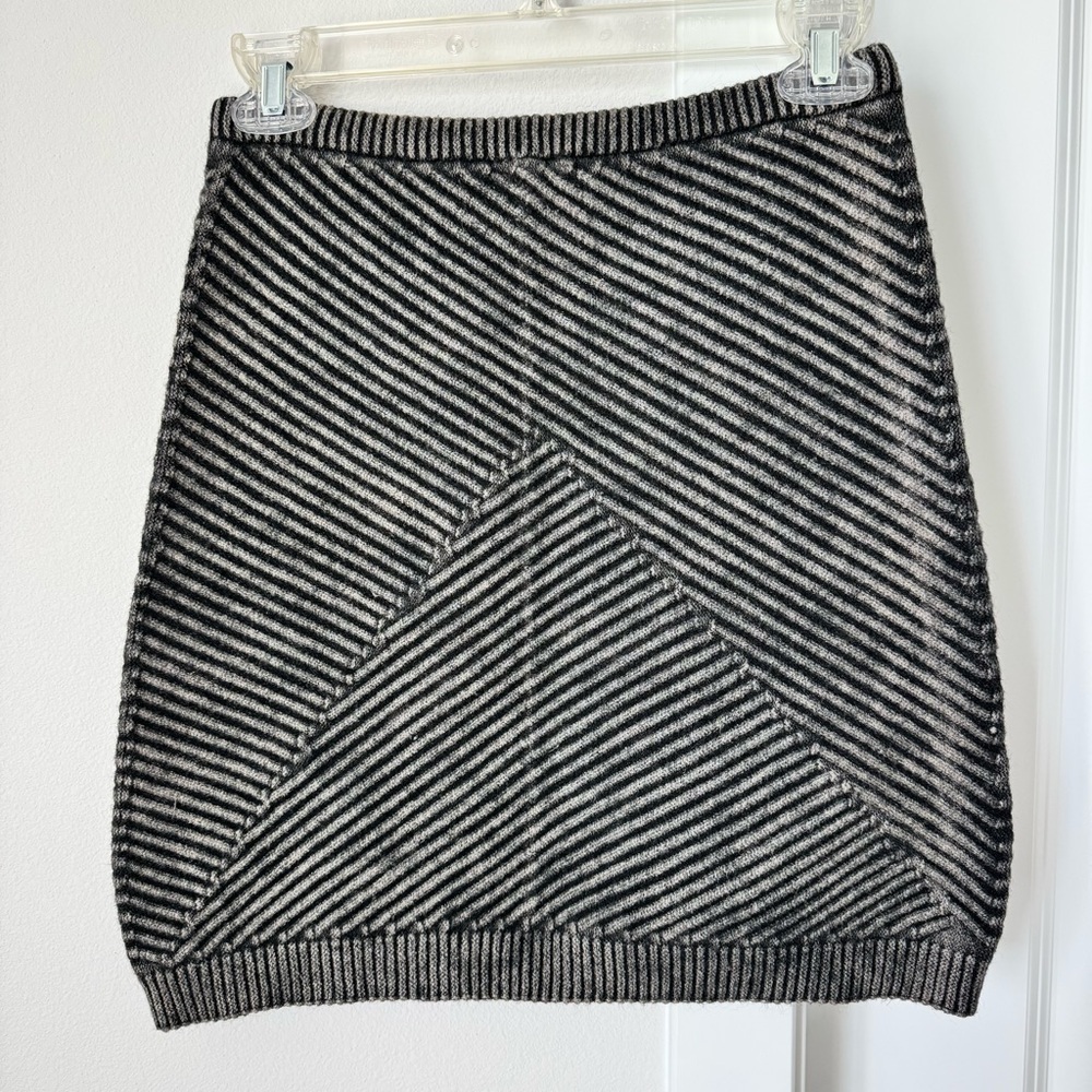 Emory Park Grey Chunky Knit Asymmetrical Ribbed Skirt Size Medium Fall Winter - Picture 9 of 12